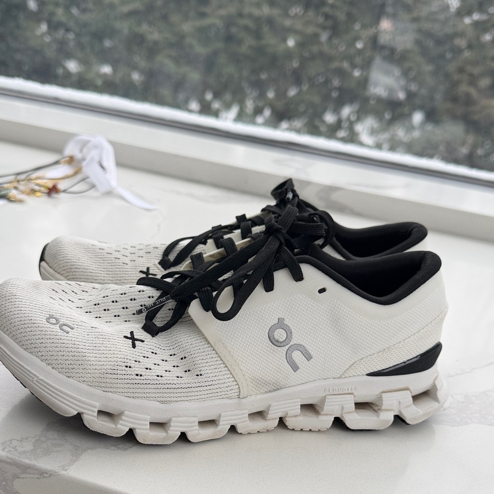 On Running Cloud X Cloudtec Black and White Performance Sneakers - Picture 4 of 9